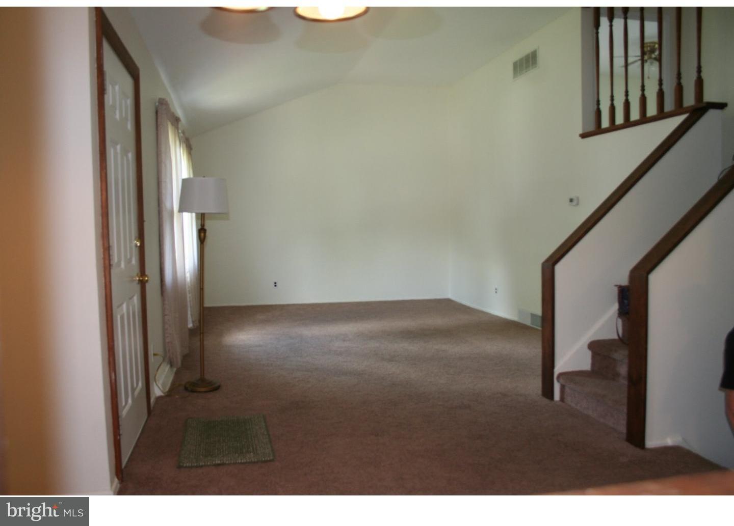 9 Carole Road Newark, DE 19713 - Photo 4 of 17 Living Room