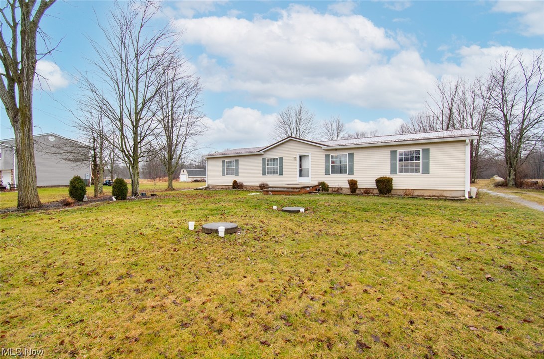 10135 Williams Road Diamond, OH 44412 - Photo 2 of 30 View of front of home with a front lawn