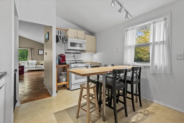 $319,900 | 26892 Iride Drive, Mundelein, IL 60060