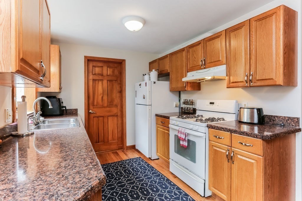 96 Wheeler Avenue Springfield, MA 01118 - Photo 4 of 33