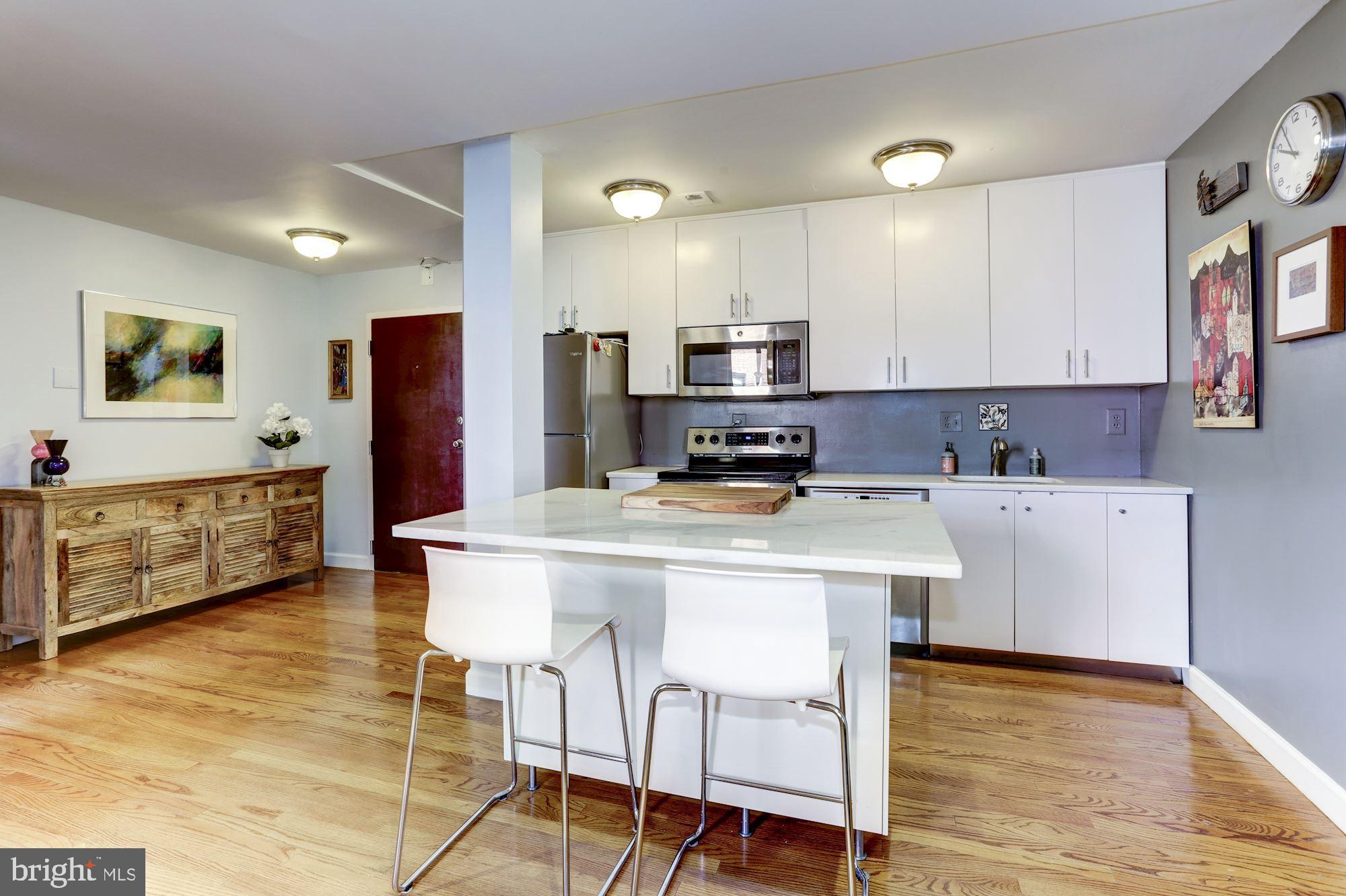 Kitchen with breakfast bar