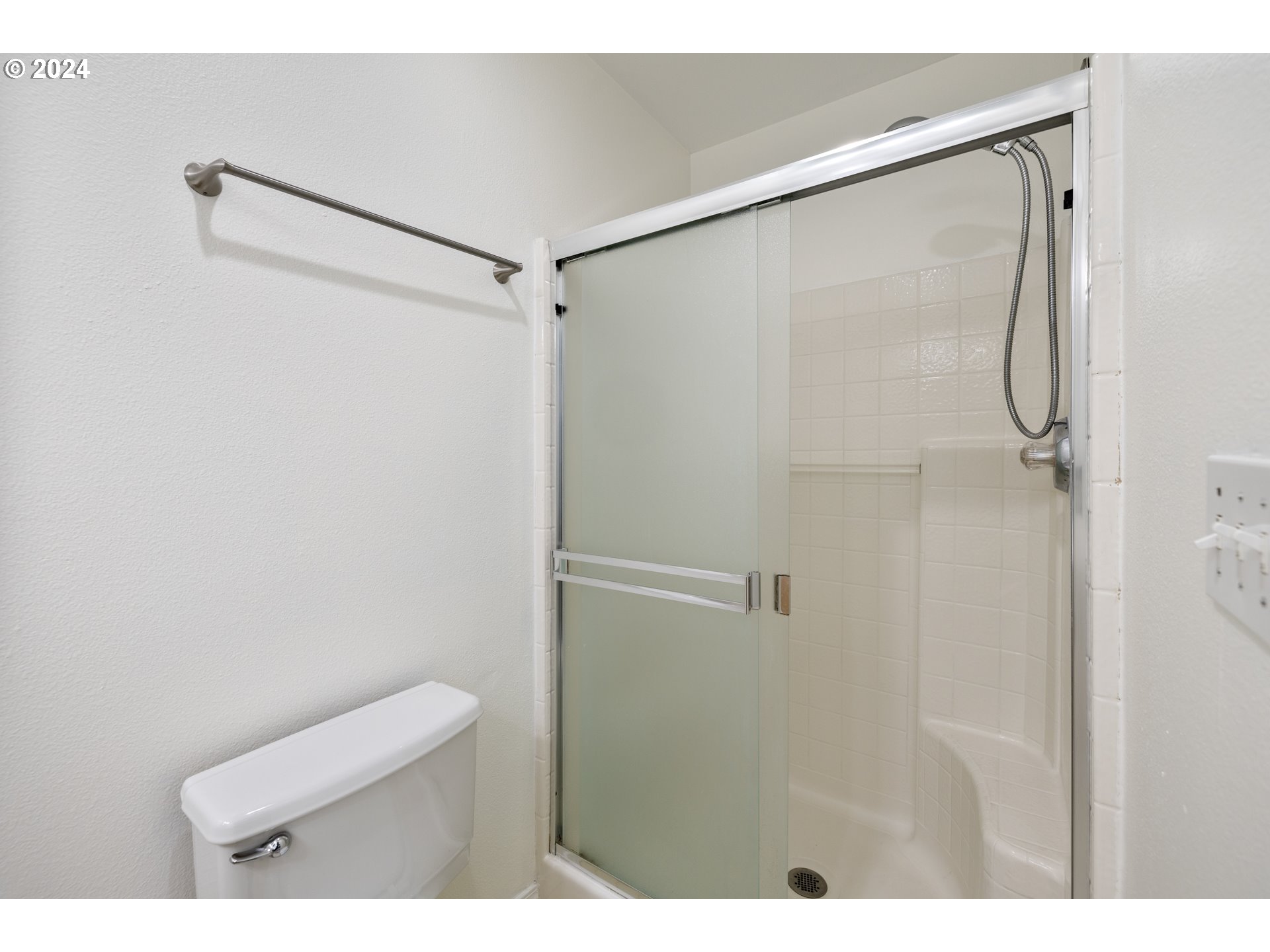 14340 Southwest Cougar Ridge Drive Beaverton, OR 97008 - Photo 22 of 37 a bathroom with a shower and a shower