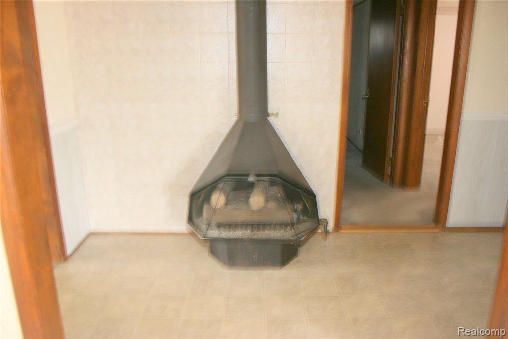 43796 Harris Road Belleville, MI 48111 - Photo 8 of 16 Foyer.jpg