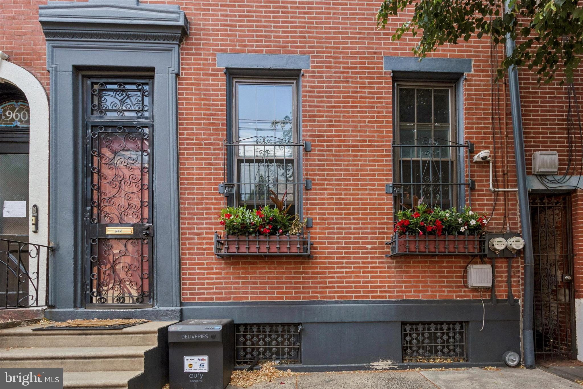 962 North 5th Street Philadelphia, PA 19123 - Photo 3 of 32