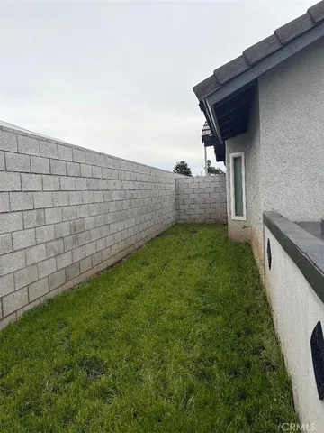 a view of a backyard with pathway