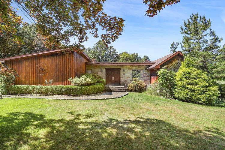 a view of a house with backyard and garden