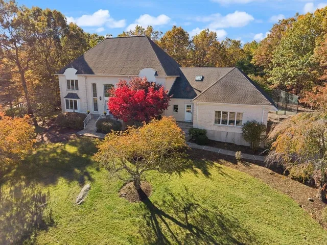 a view of house with garden