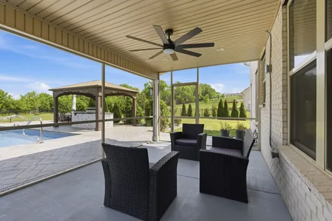 a view of a back yard
