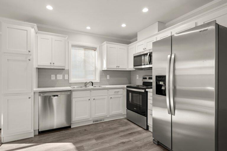 6850 Downing Road, Unit SPC 11 Central Point, OR 97502 - Photo 4 of 18 a kitchen with a refrigerator sink and microwave