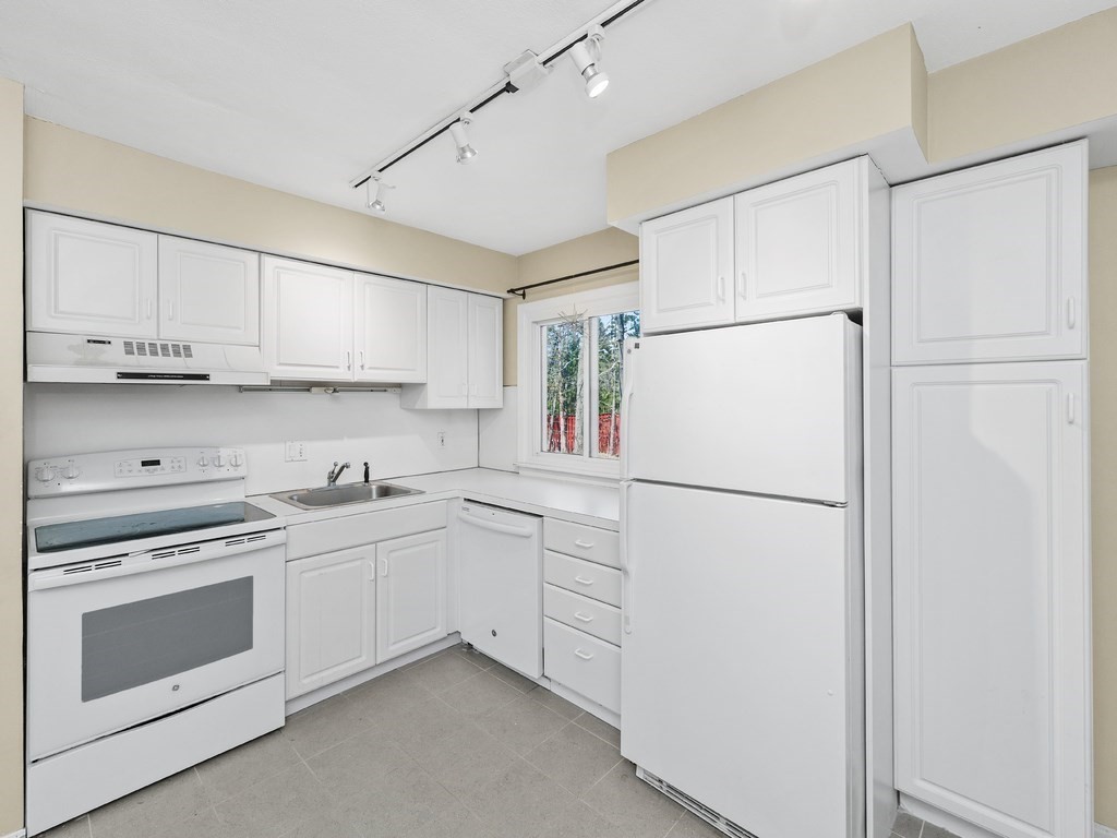 35 Jacqueline Road, Unit C Waltham, MA 02452 - Photo 2 of 36 Gallery Image 2