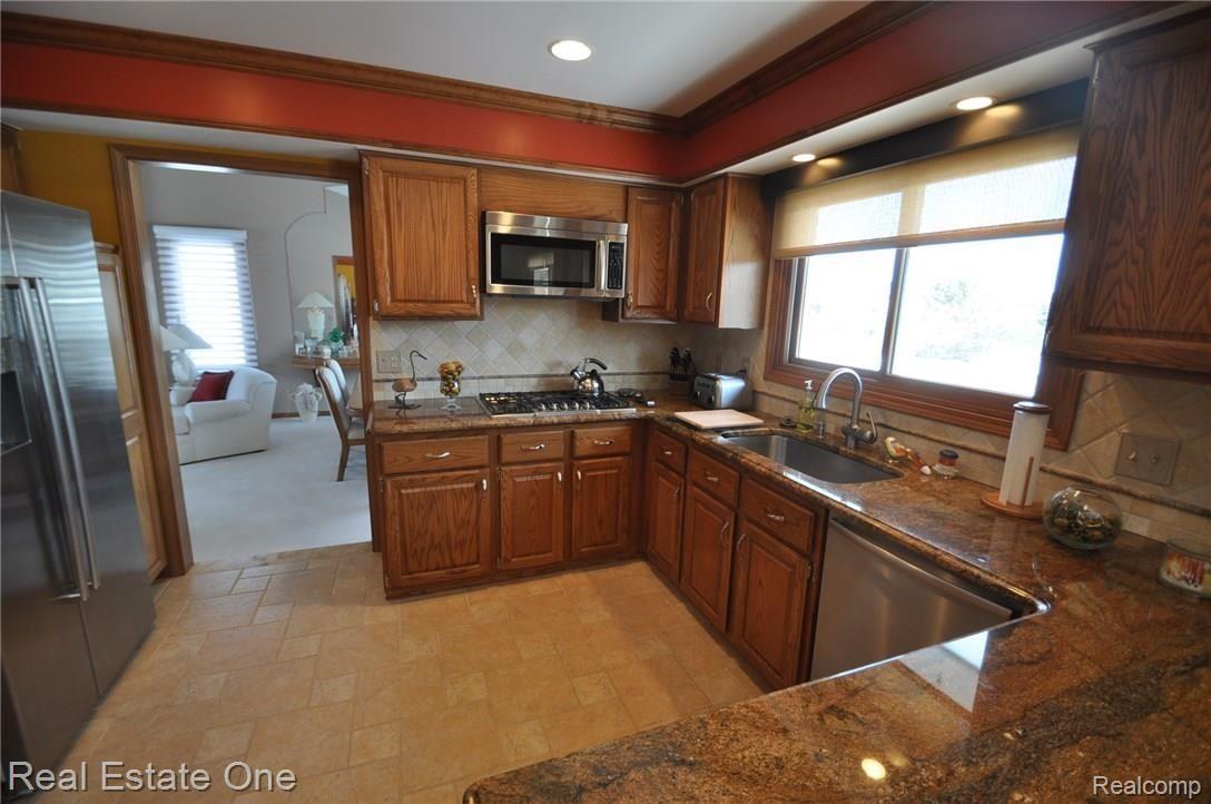 1066 Grandview Drive Rochester, MI 48306 - Photo 11 of 30 9.JPG