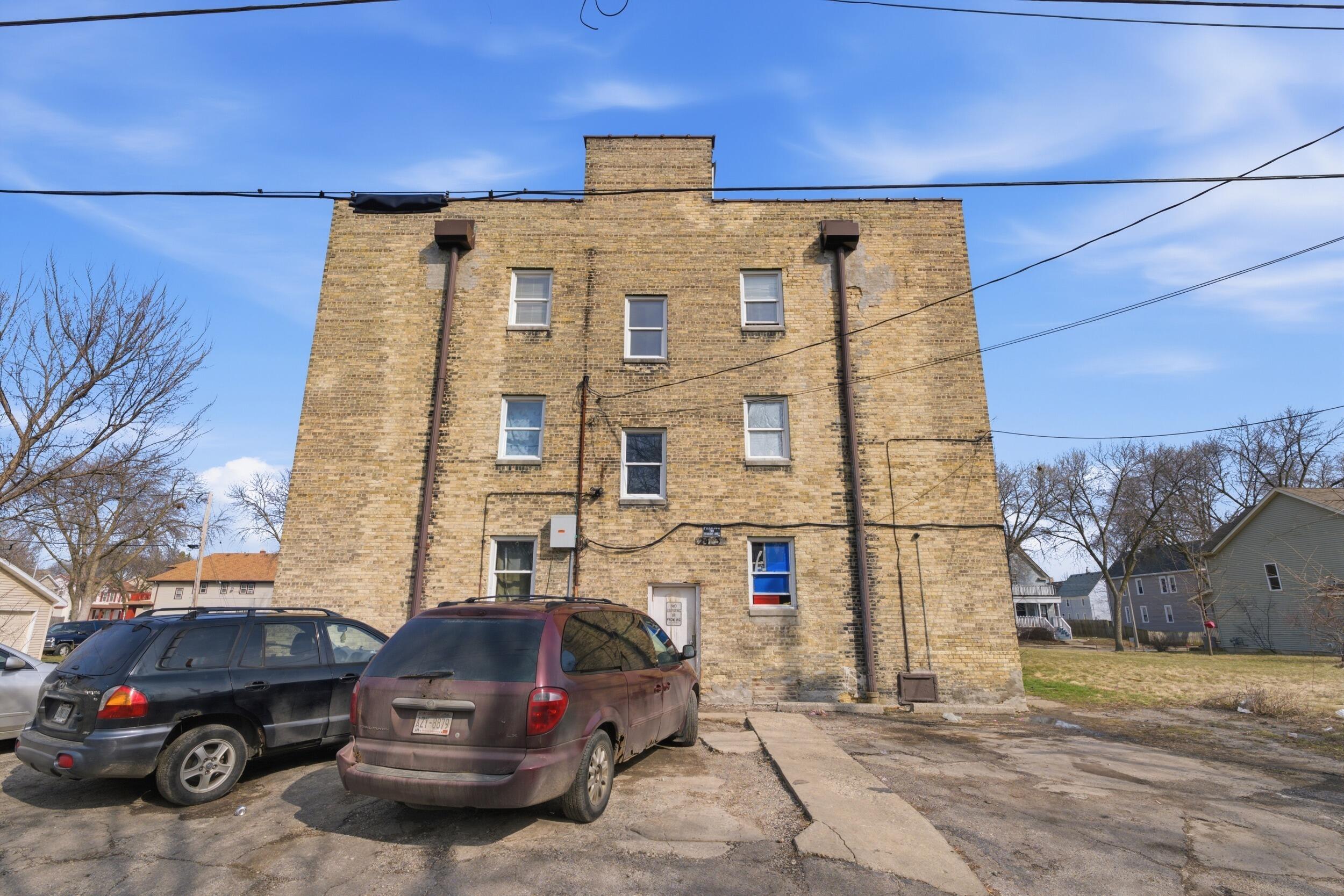 2453 North 17th Street Milwaukee, WI 53206 - Photo 4 of 6 4