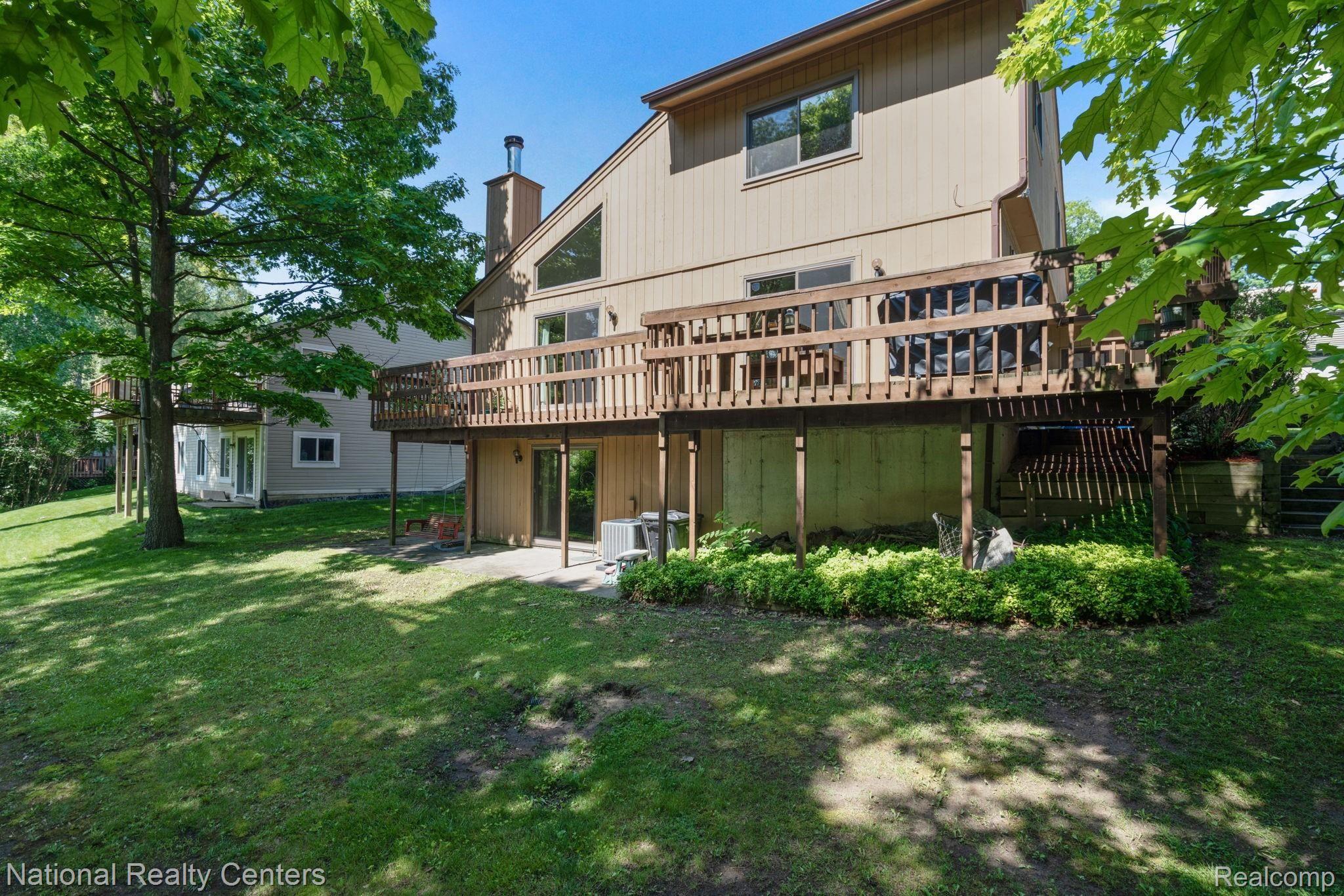 2370 Highfield Road Waterford, MI 48329 - Photo 33 of 34 Huge deck