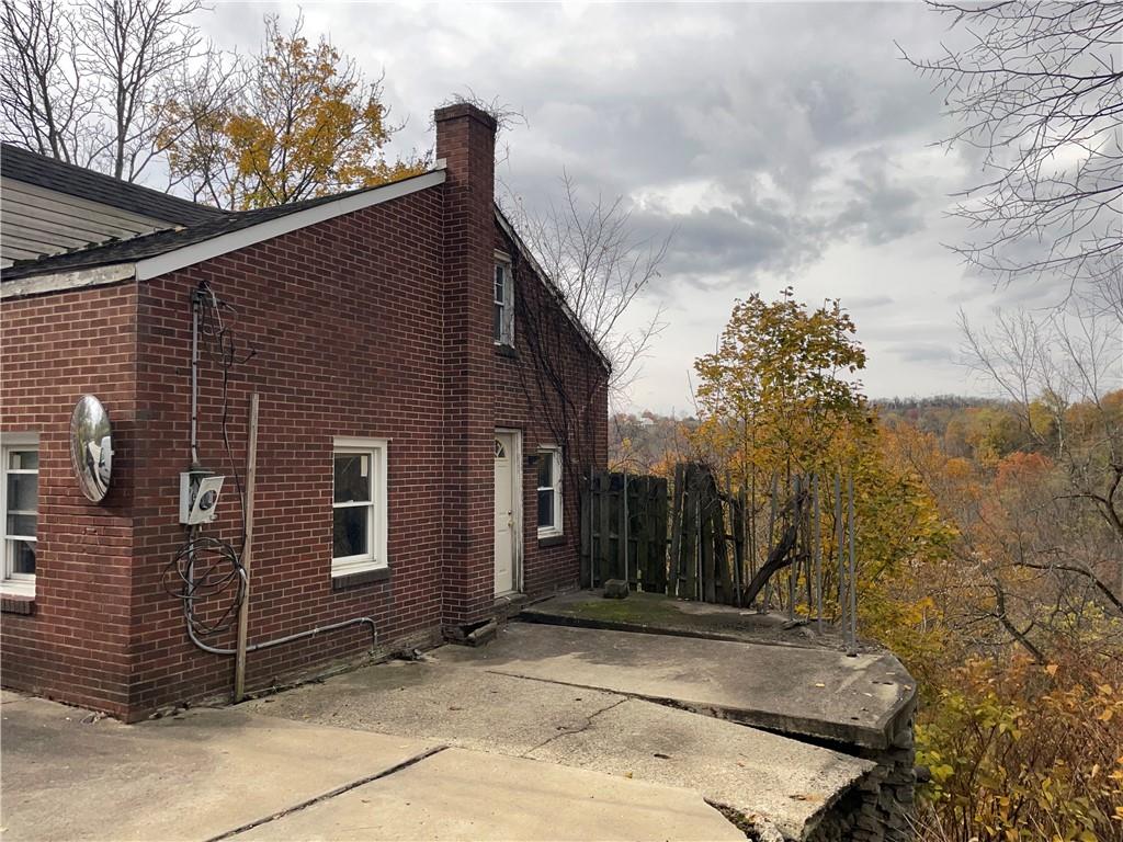 2851 Mt Troy Road Pittsburgh, PA 15212 - Photo 3 of 19 a backyard of a house