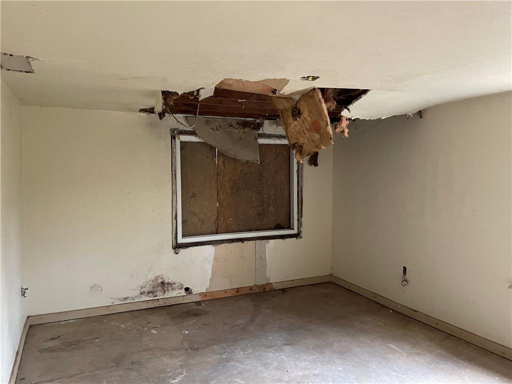 2851 Mt Troy Road Pittsburgh, PA 15212 - Photo 10 of 19 an empty room with a mirror