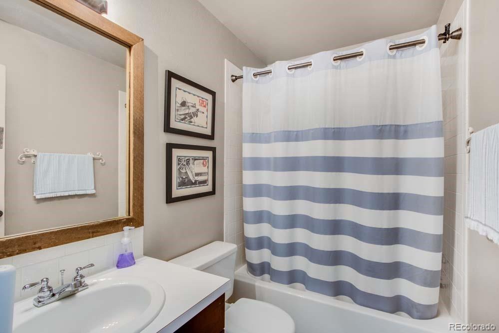 2031 Prairie View Court Fort Collins, CO 80526 - Photo 20 of 33 a bathroom with a sink and a mirror