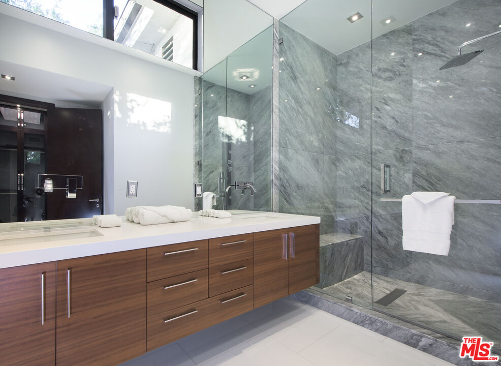 900 North Hillcrest Road Beverly Hills, CA 90210 - Photo 34 of 39 a bathroom with a granite countertop sink mirror and double