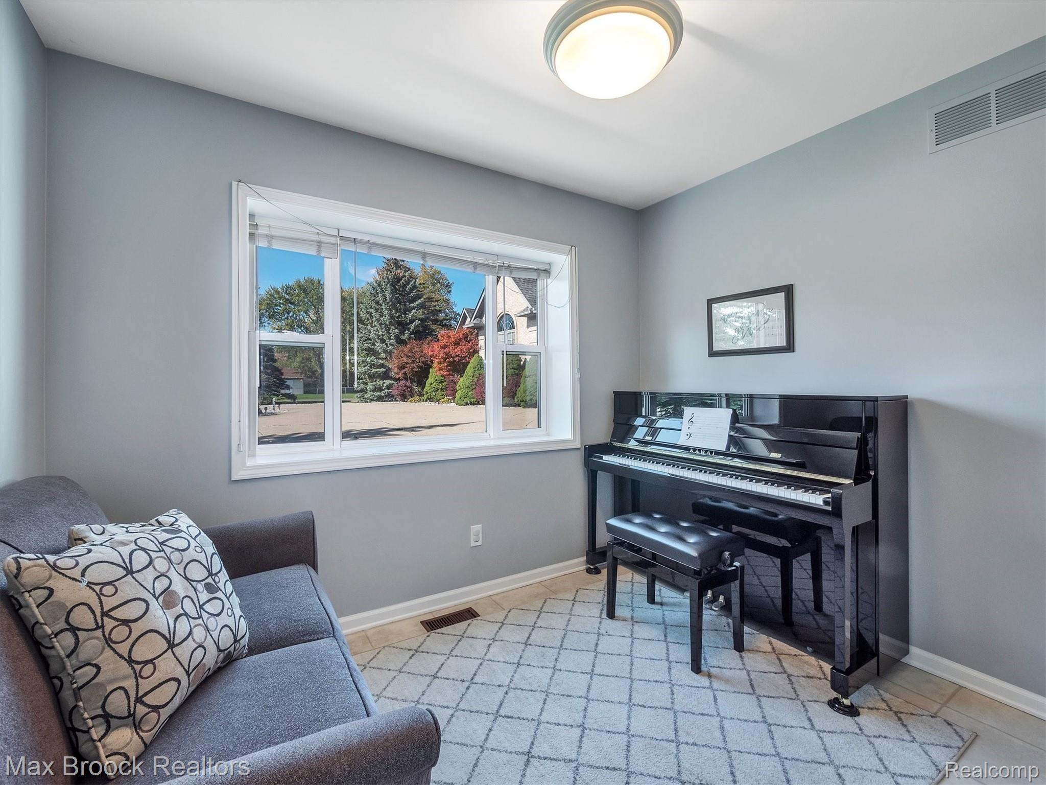 462 South Boulevard West Rochester, MI 48307 - Photo 11 of 44 Breakfast nook currently used as music room.