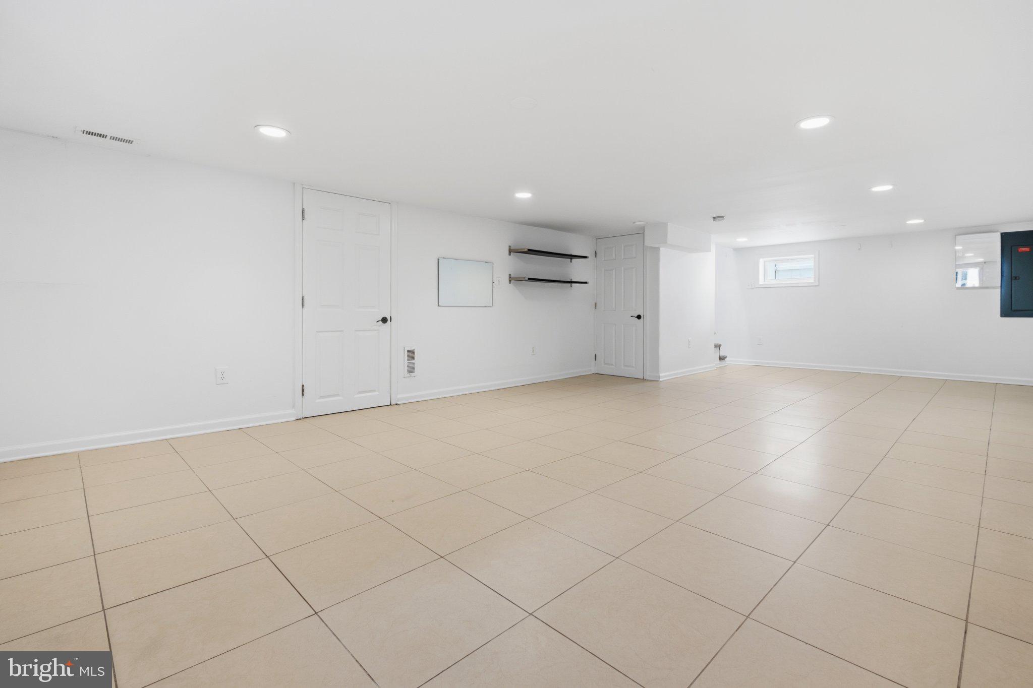 28 Hartford Road Delran, NJ 08075 - Photo 17 of 27 Spacious, versatile blank canvas space.