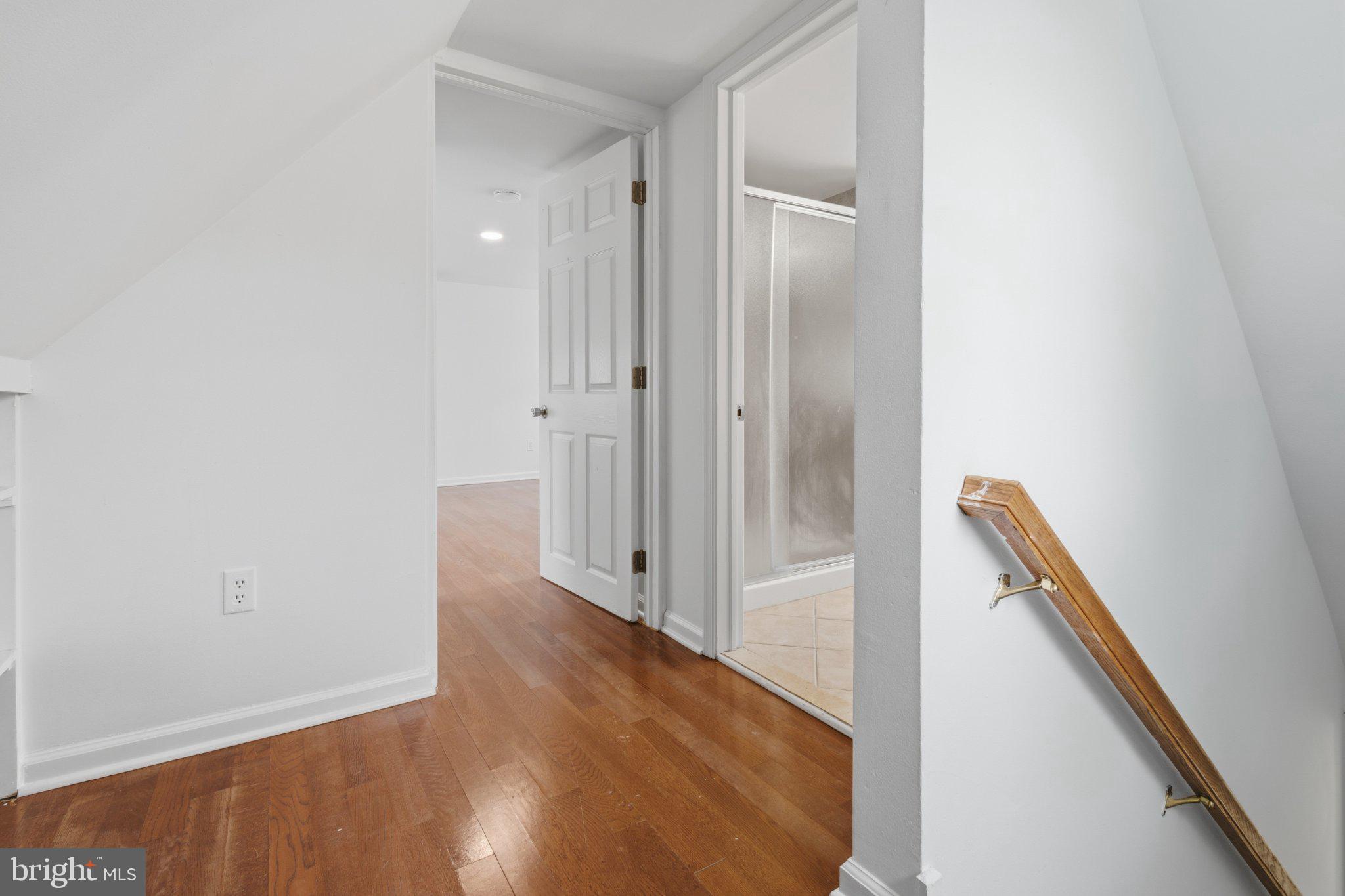 28 Hartford Road Delran, NJ 08075 - Photo 19 of 27 Bright and inviting upper hallway.