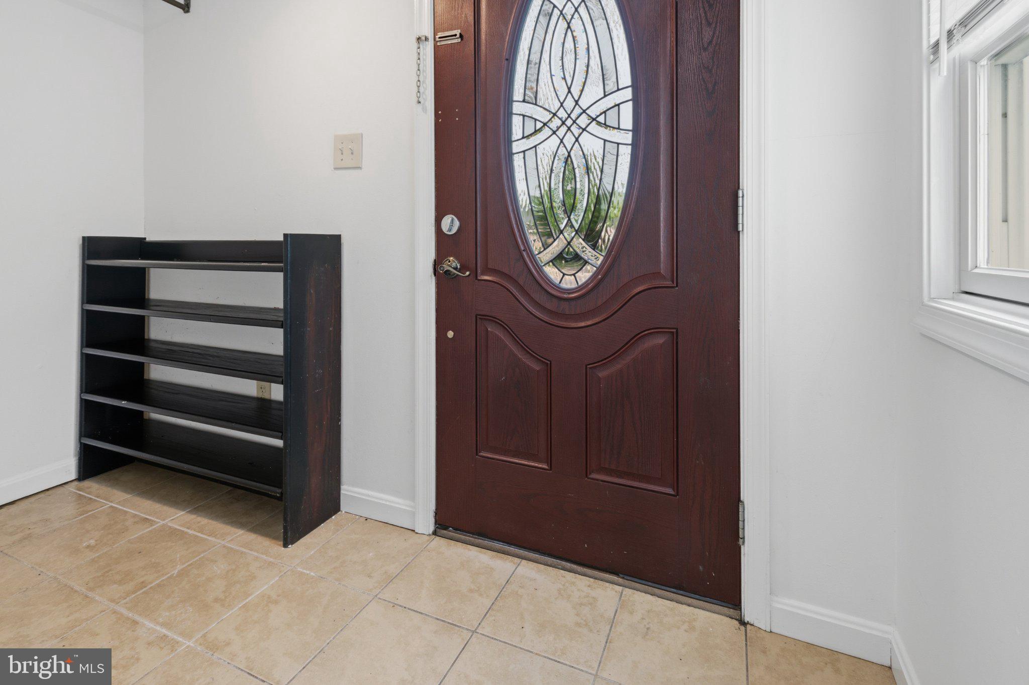 28 Hartford Road Delran, NJ 08075 - Photo 25 of 27 Inviting entryway with elegant door.