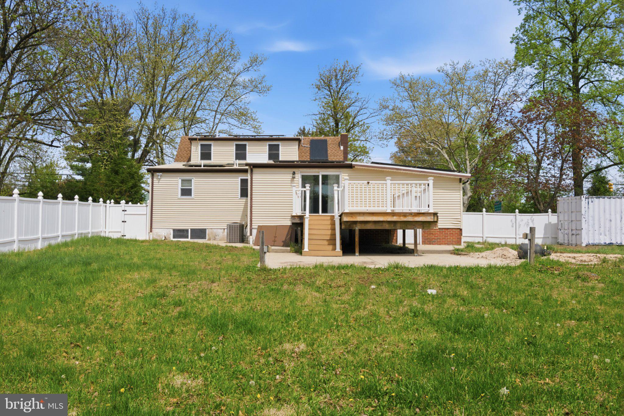 28 Hartford Road Delran, NJ 08075 - Photo 5 of 27 Charming home with spacious backyard.