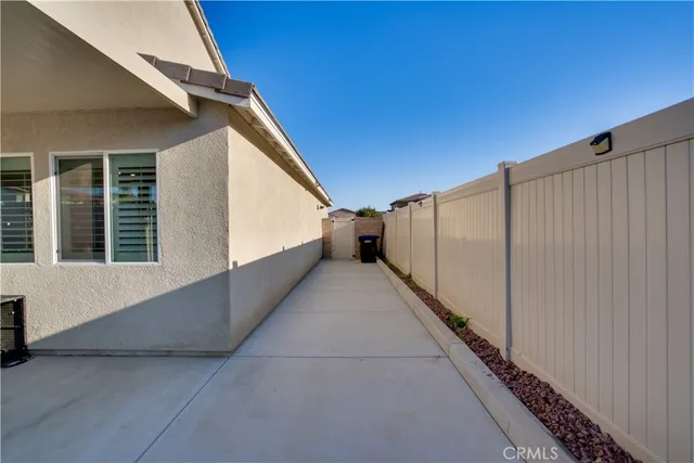 a view of a house with backyard