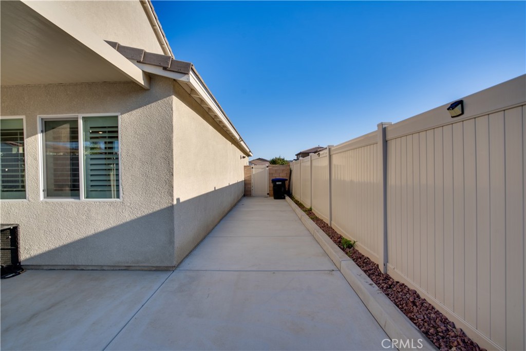 1328 Prosperity Place Hemet, CA 92543 - Photo 31 of 40 a view of back yard from balcony