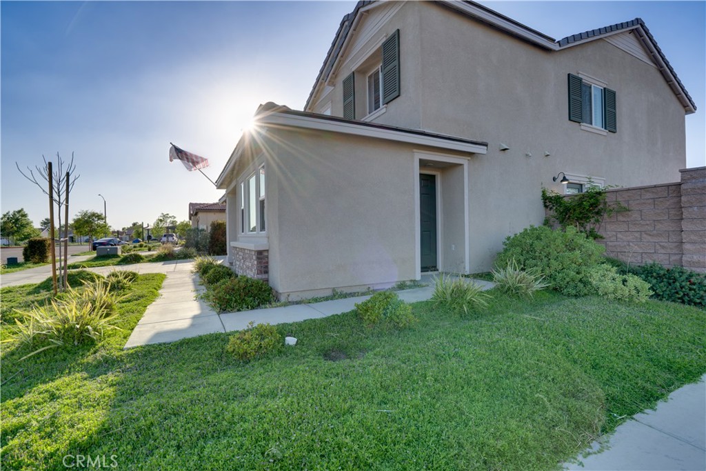 1328 Prosperity Place Hemet, CA 92543 - Photo 37 of 40 a view of backyard of house with green space