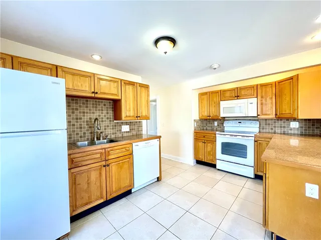 $2,650 | 14 Dresser Street, Unit 7, Newport, RI 02840