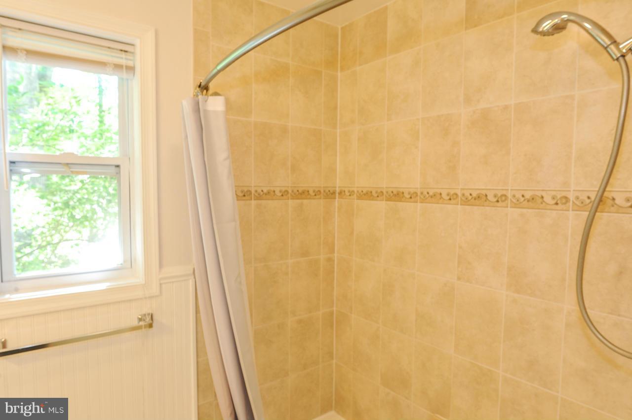 7423 Grace Street Springfield, VA 22150 - Photo 10 of 13 Hall Bath