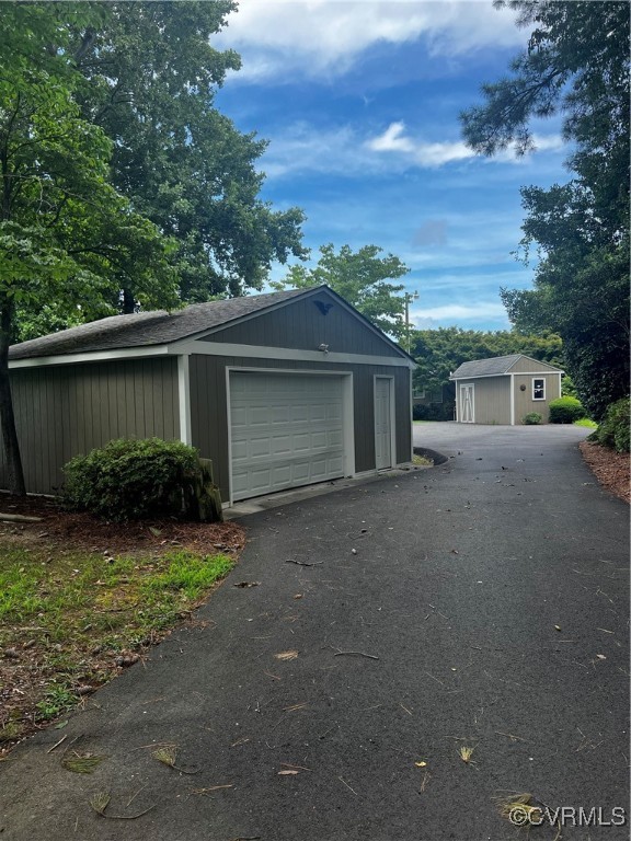 185 Pinetop Road Topping, VA 23169 - Photo 4 of 5 Detached 2 car garage featuring paved driveway