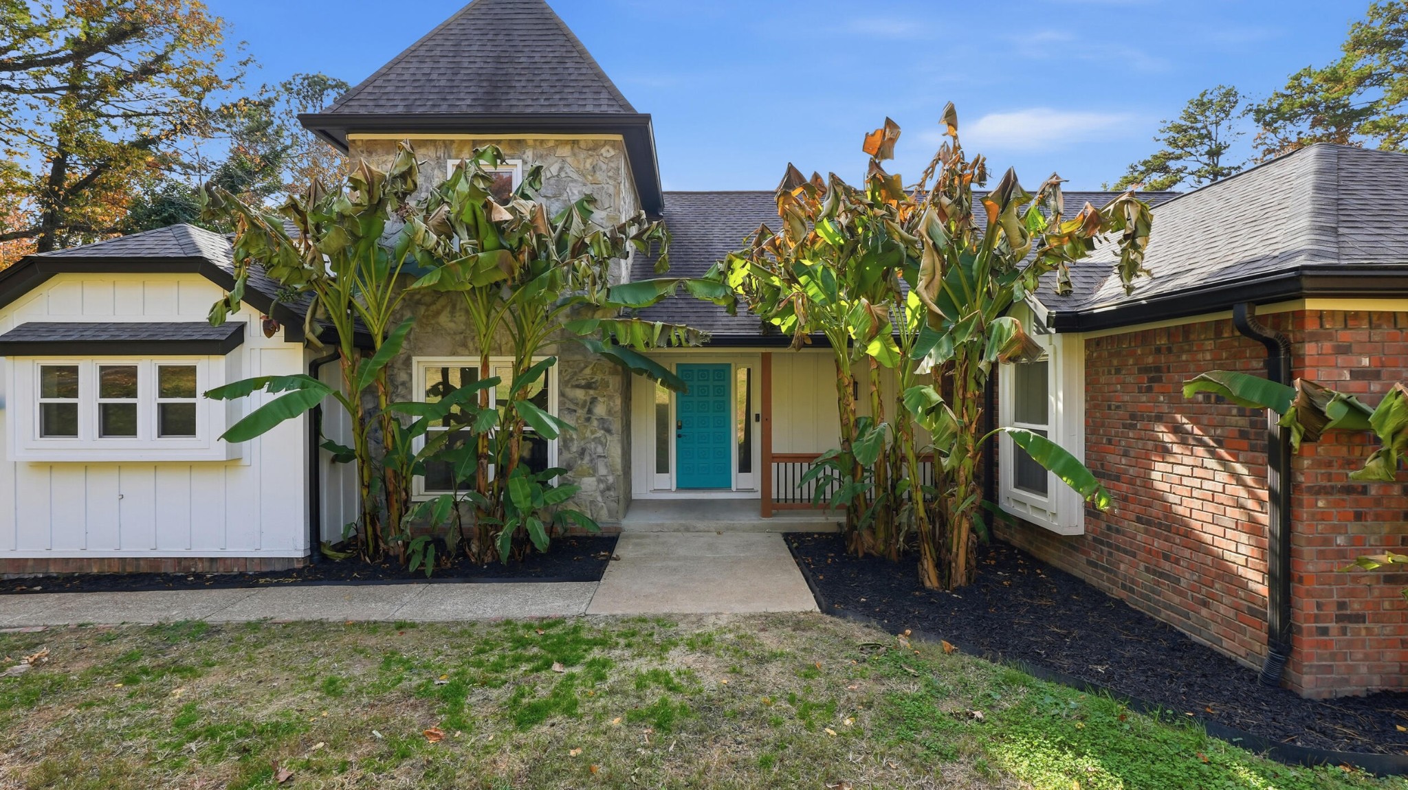3591 Kings Road Chattanooga, TN 37416 - Photo 2 of 66 a front view of a house with garden