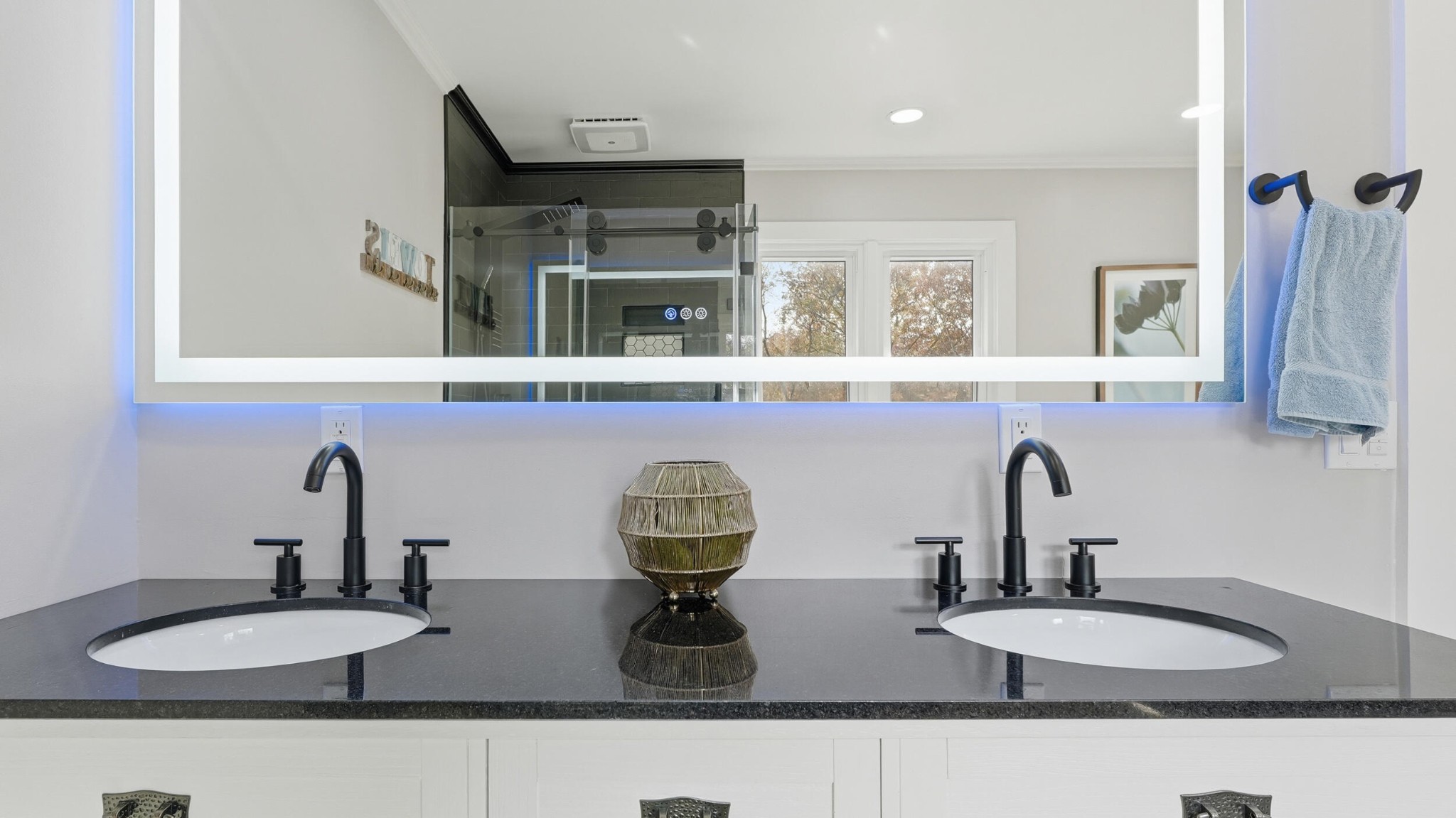 3591 Kings Road Chattanooga, TN 37416 - Photo 25 of 66 a bathroom with sinks and a mirror