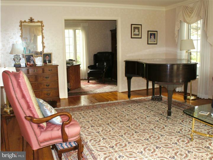 594 Sentinel Road Moorestown, NJ 08057 - Photo 4 of 24 Living Room