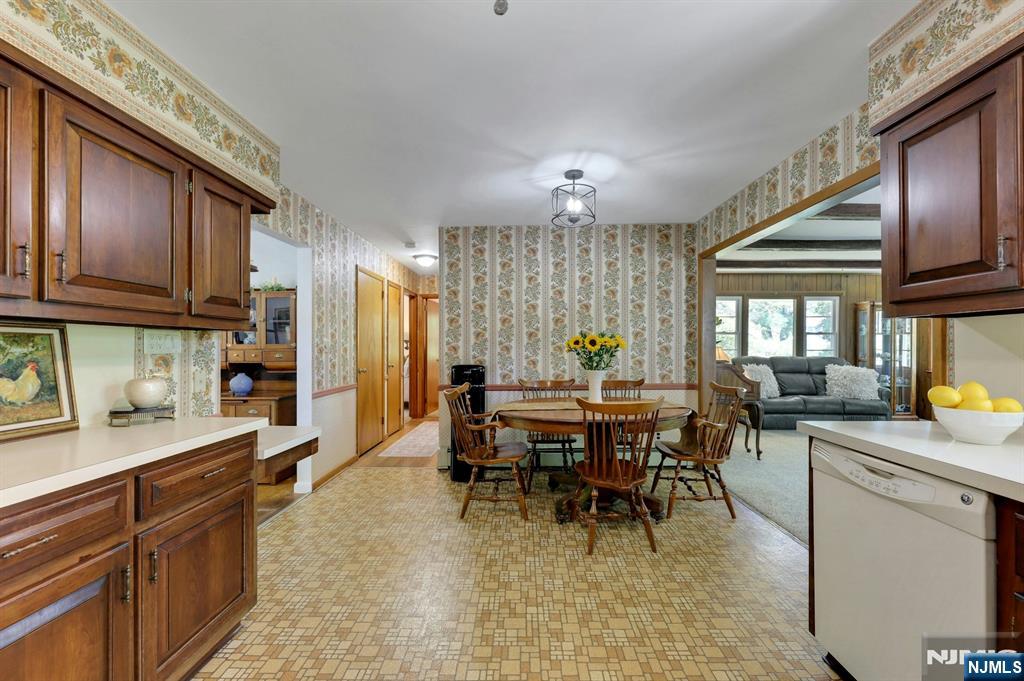 123 Chapel Road Mahwah, NJ 07430 - Photo 4 of 17