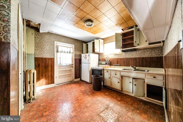 a view of an entryway with a livingroom