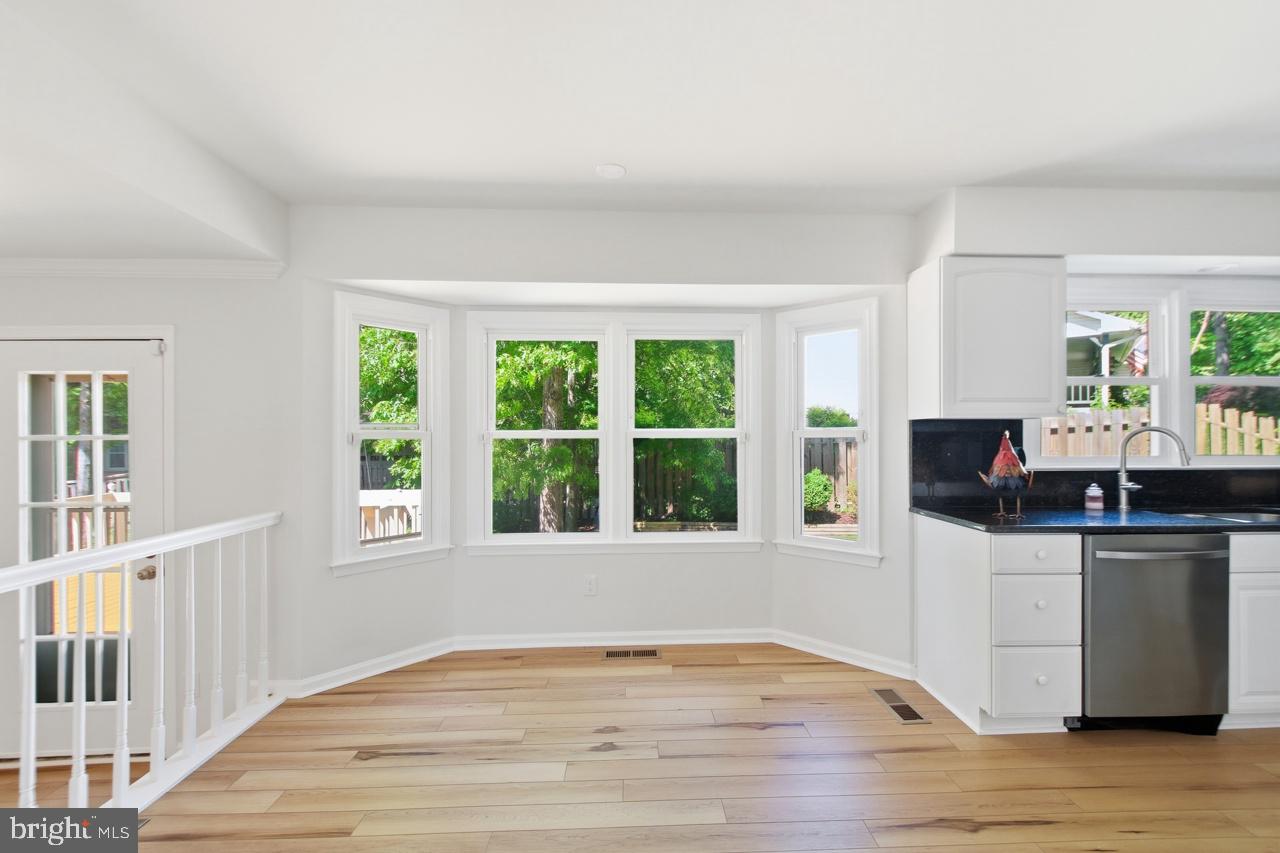 7100 Counter Place Burke, VA 22015 - Photo 10 of 54 Bay window with breakfast area