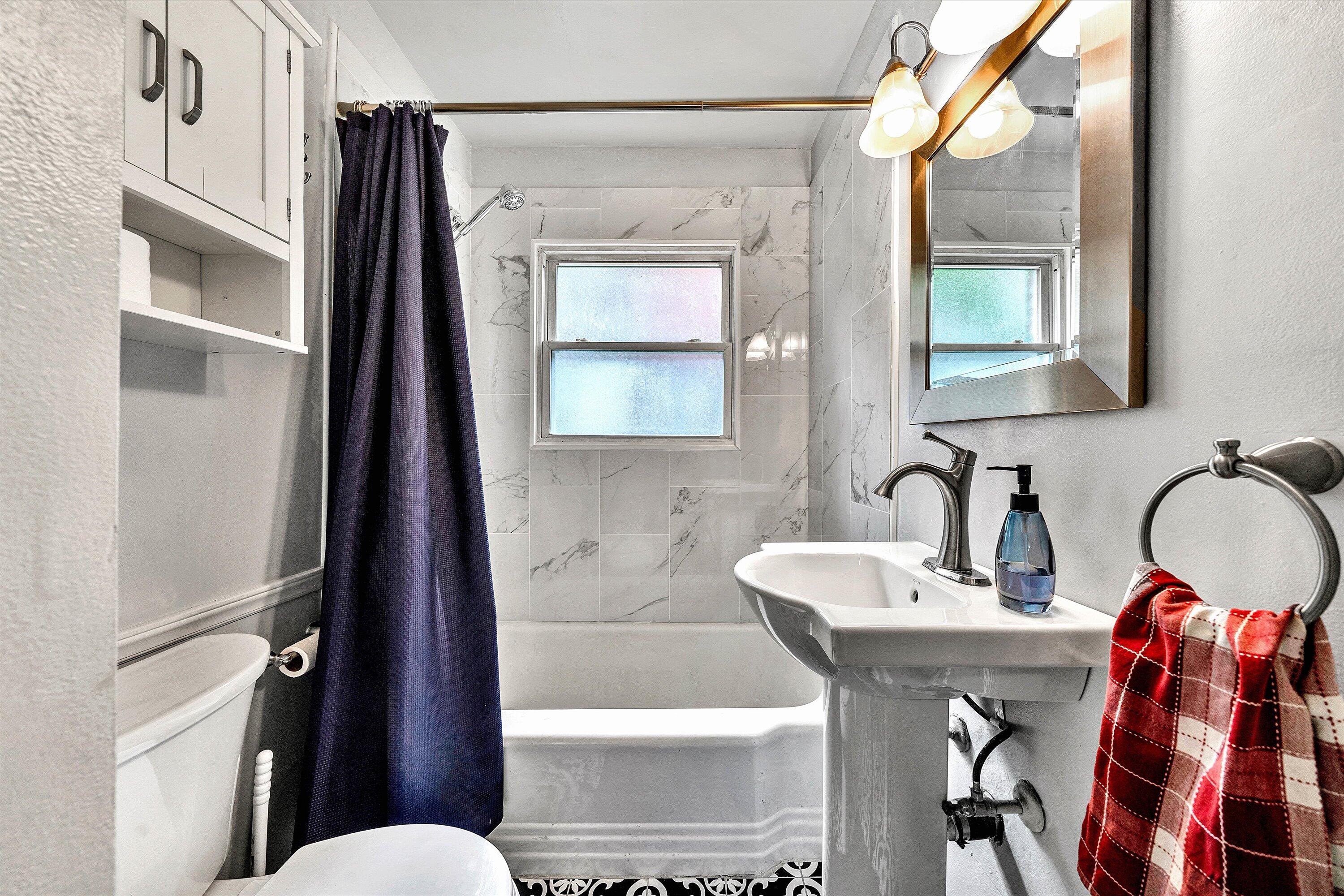 2018 York Road Southwest Roanoke, VA 24015 - Photo 17 of 31 Bathroom_2018_York