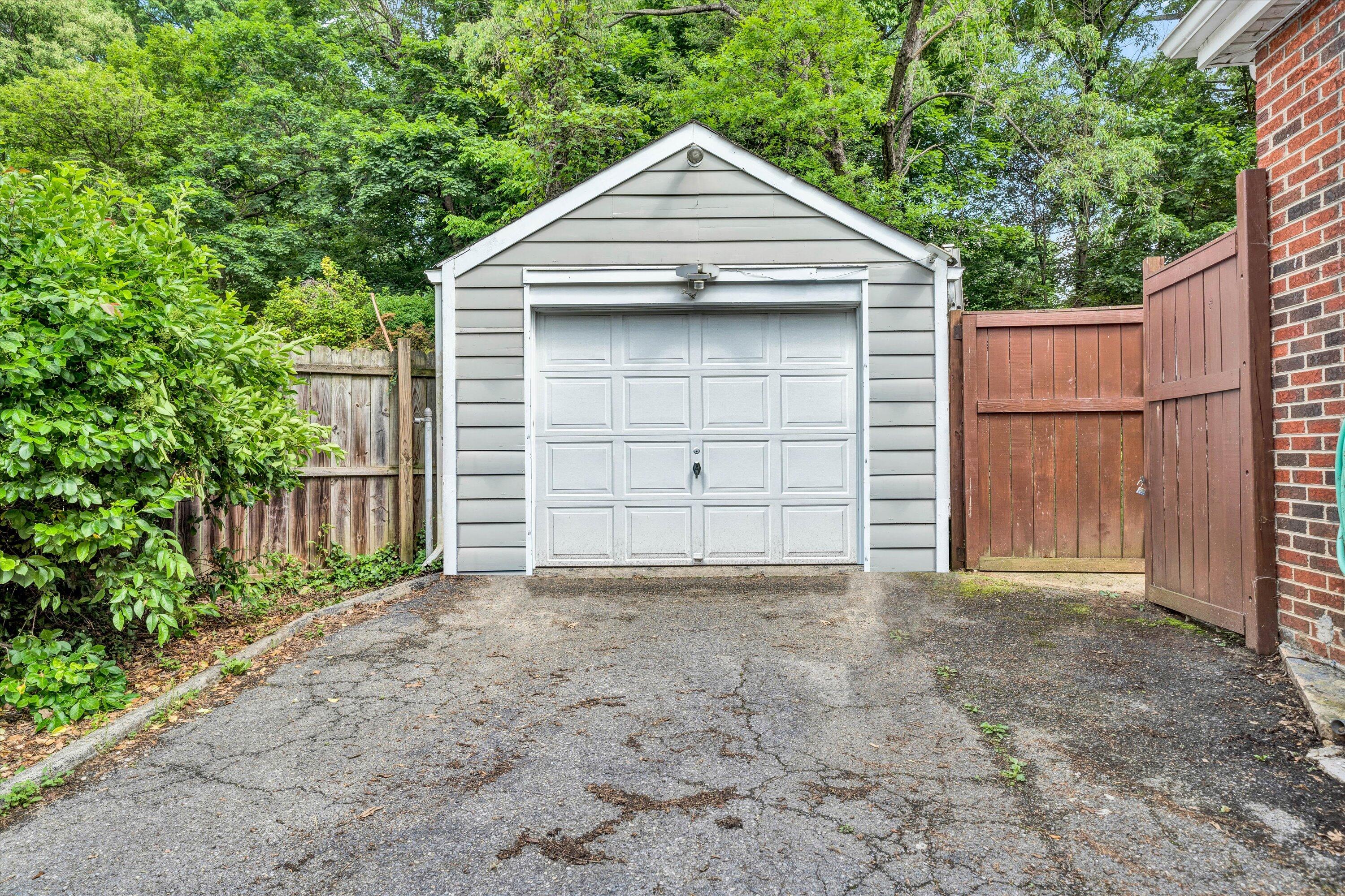 2018 York Road Southwest Roanoke, VA 24015 - Photo 3 of 31 Garage_2018_York