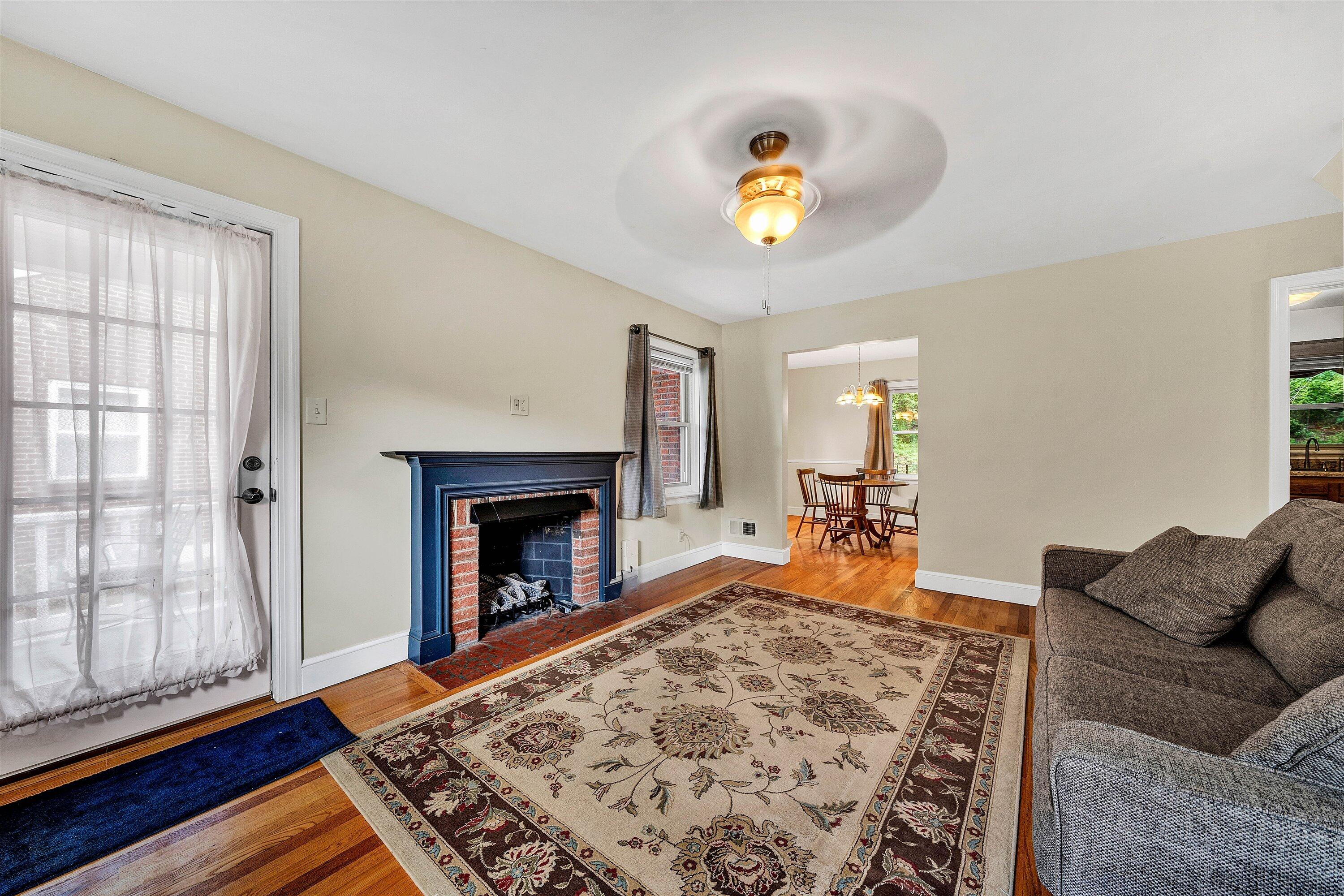 2018 York Road Southwest Roanoke, VA 24015 - Photo 5 of 31 05-76fc33ee-0735-4214-878c-621e42d0af6b