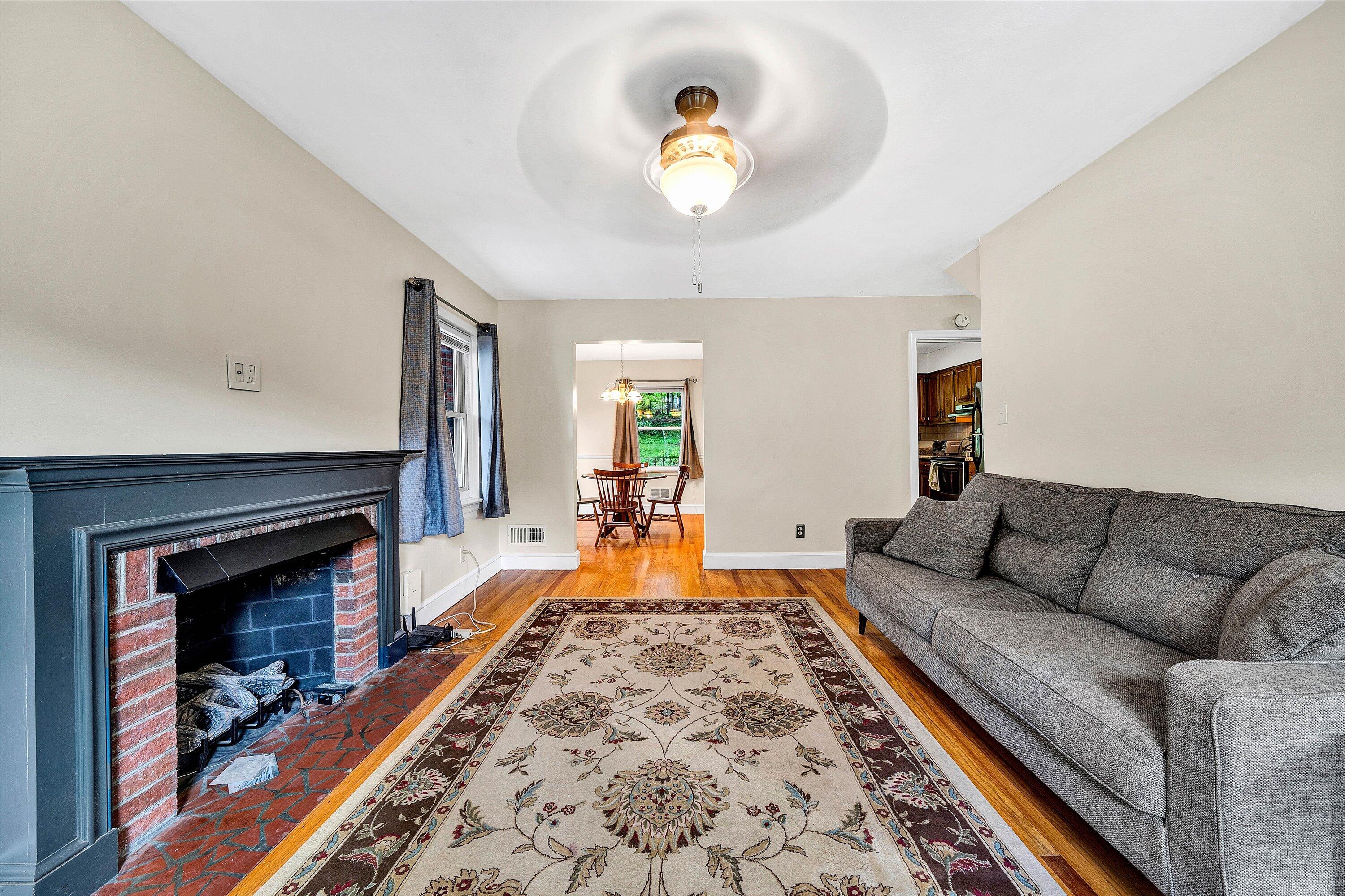 2018 York Road Southwest Roanoke, VA 24015 - Photo 6 of 31 Living Room-1_2018_York