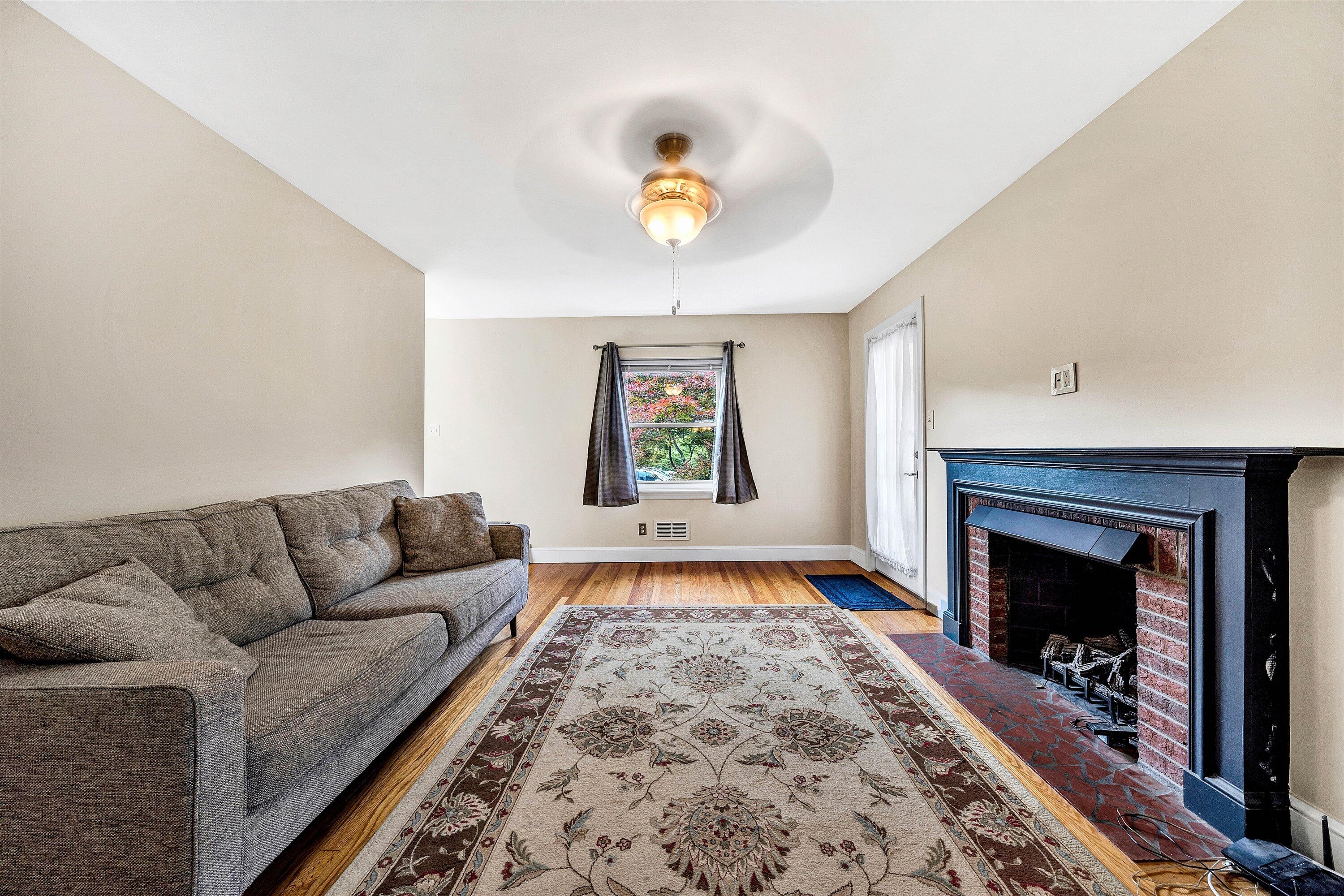 2018 York Road Southwest Roanoke, VA 24015 - Photo 7 of 31 Living Room-2_2018_York