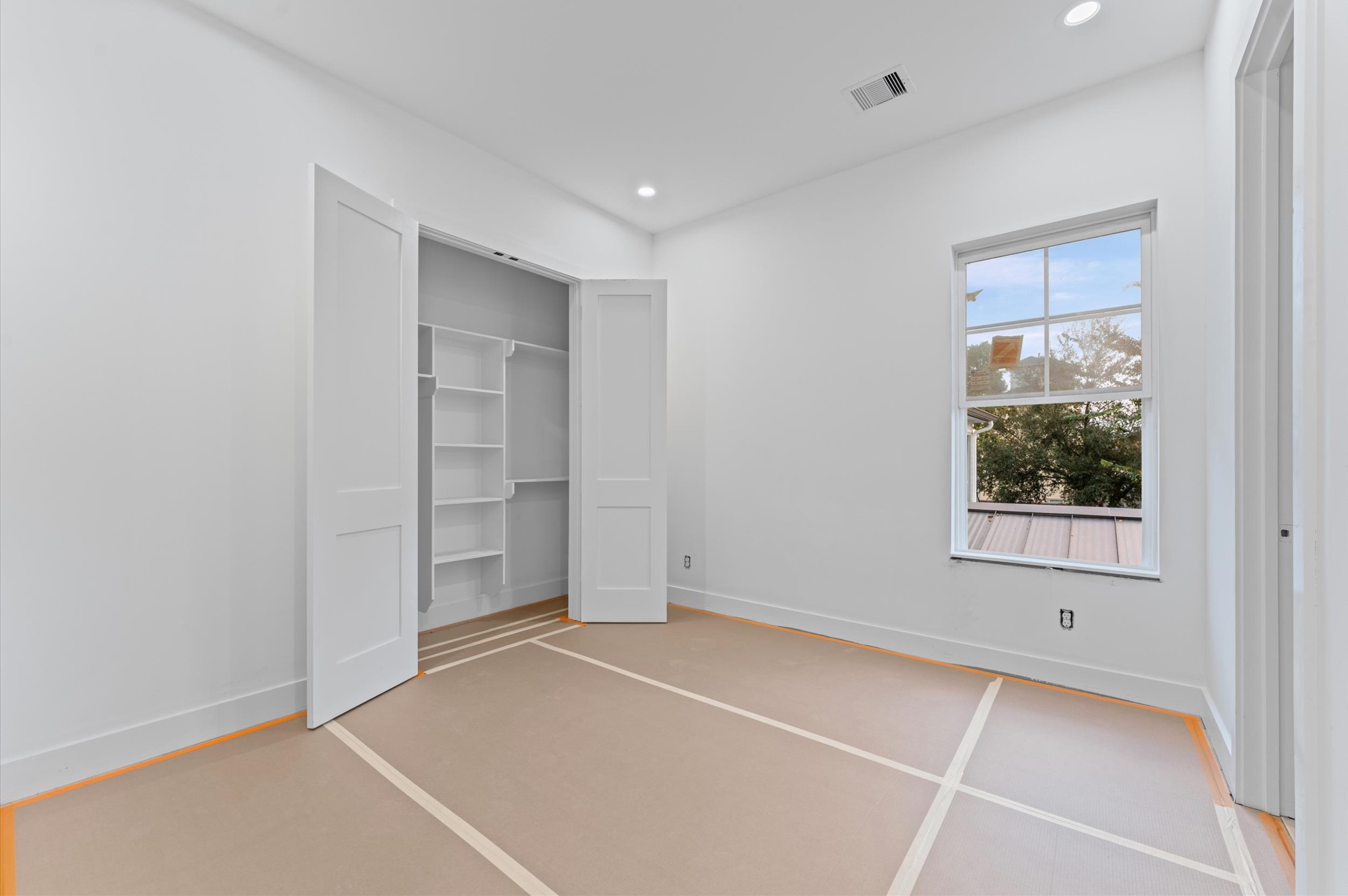 813 A Lawrence Street Houston, TX 77007 - Photo 13 of 31 a view of an empty room with a window