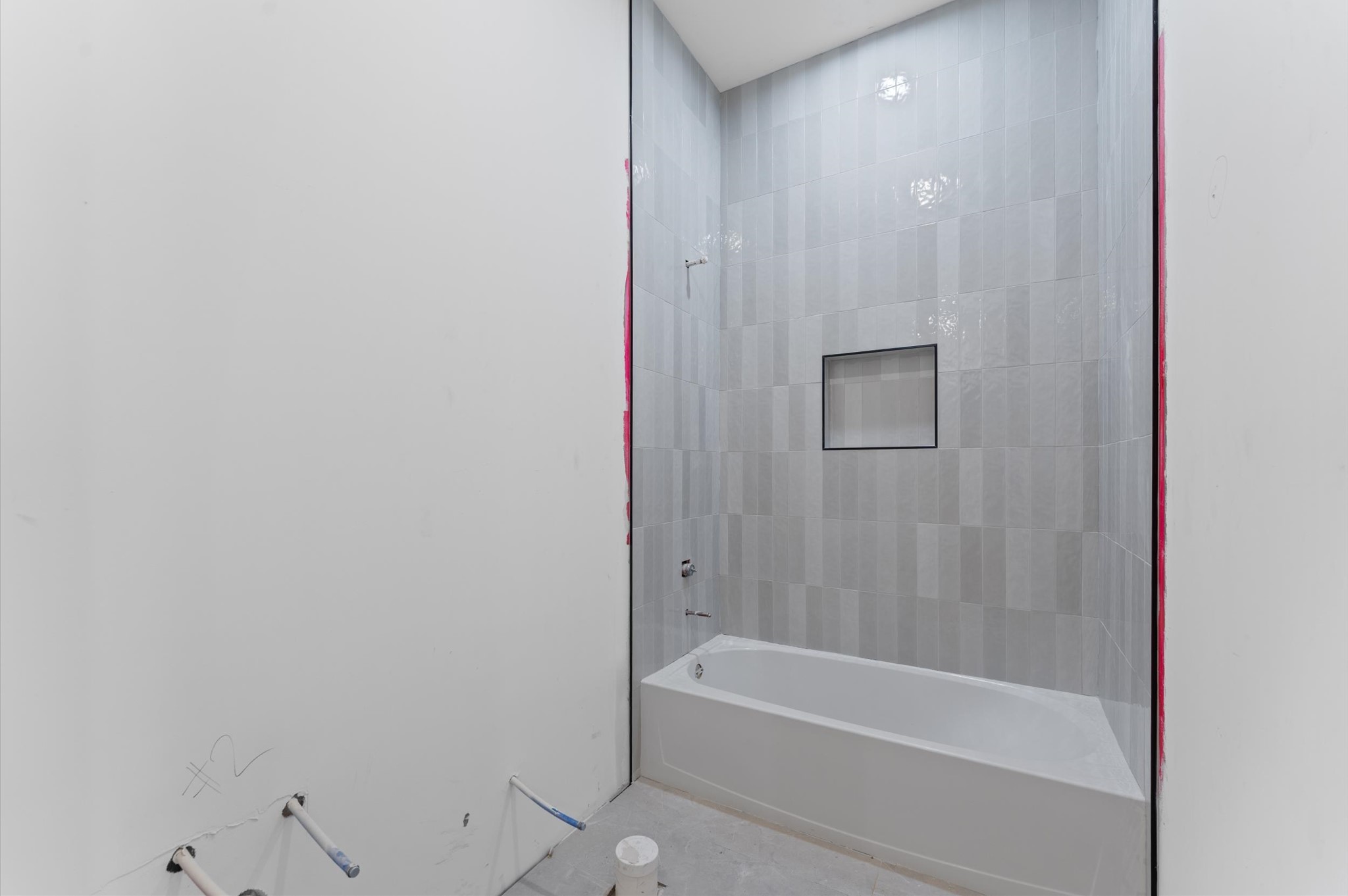 813 A Lawrence Street Houston, TX 77007 - Photo 14 of 31 a bathroom with a bathtub