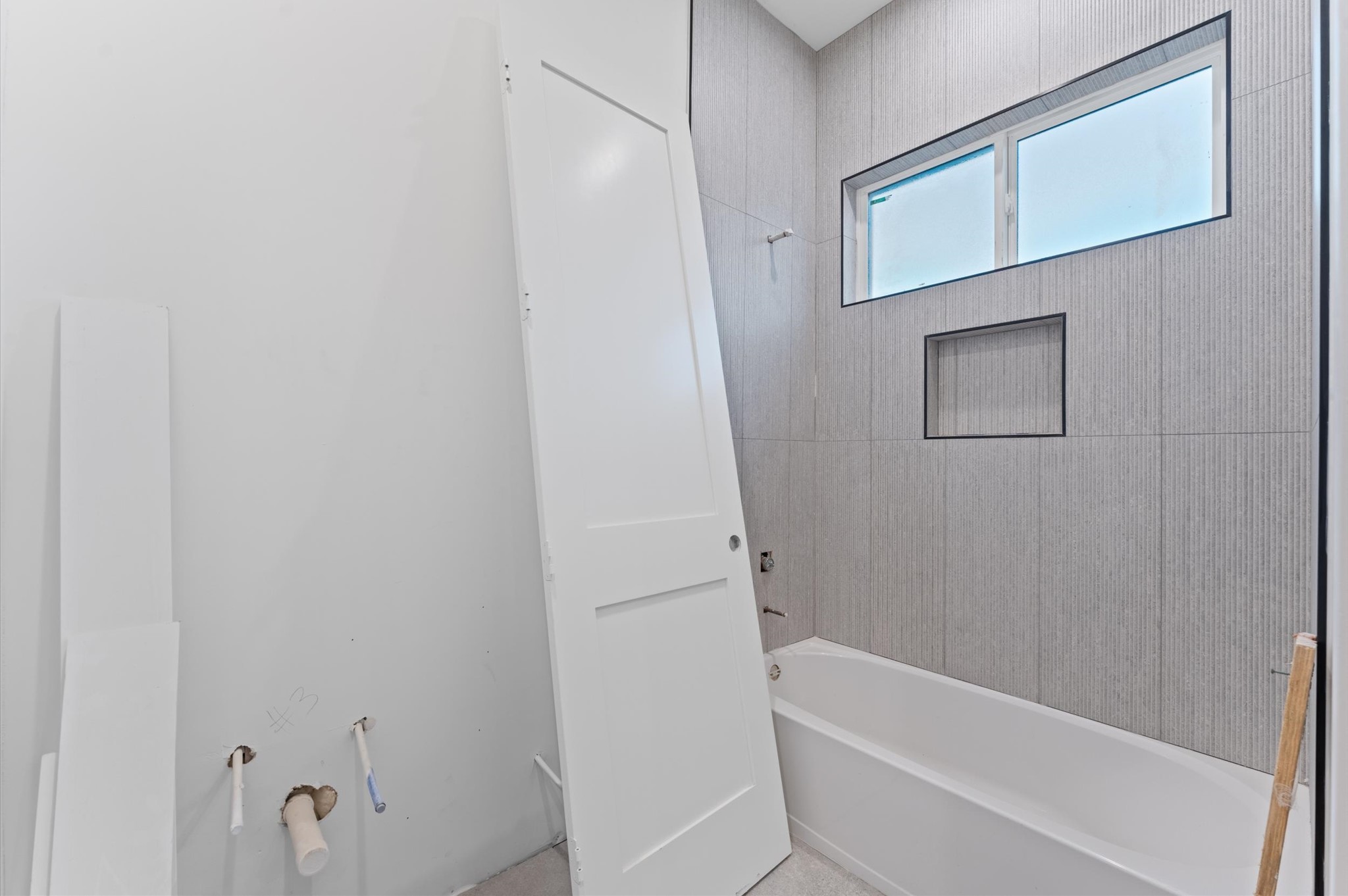 813 A Lawrence Street Houston, TX 77007 - Photo 17 of 31 a bathroom with a bathtub and shower