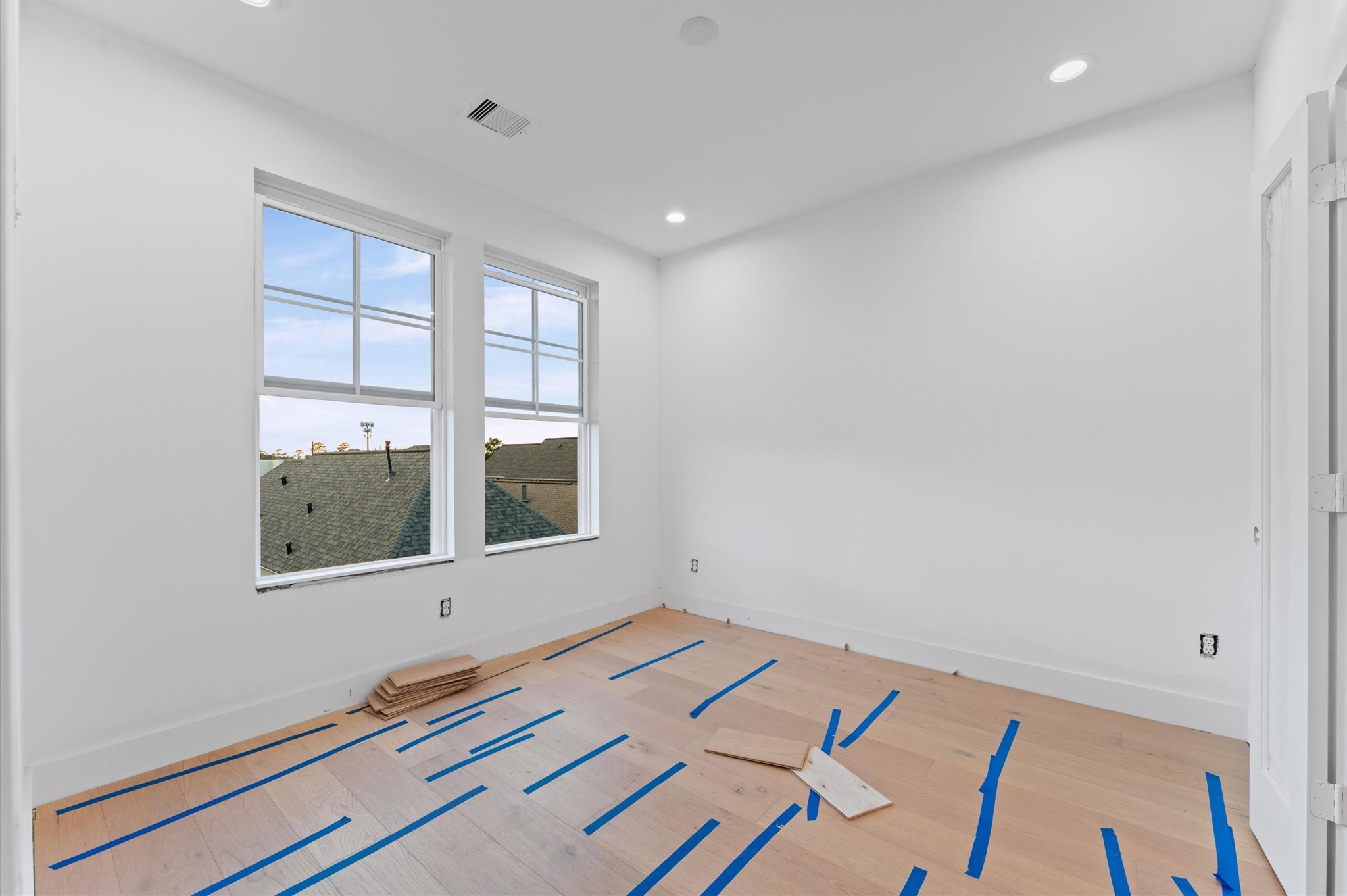 813 A Lawrence Street Houston, TX 77007 - Photo 24 of 31 a room with a window