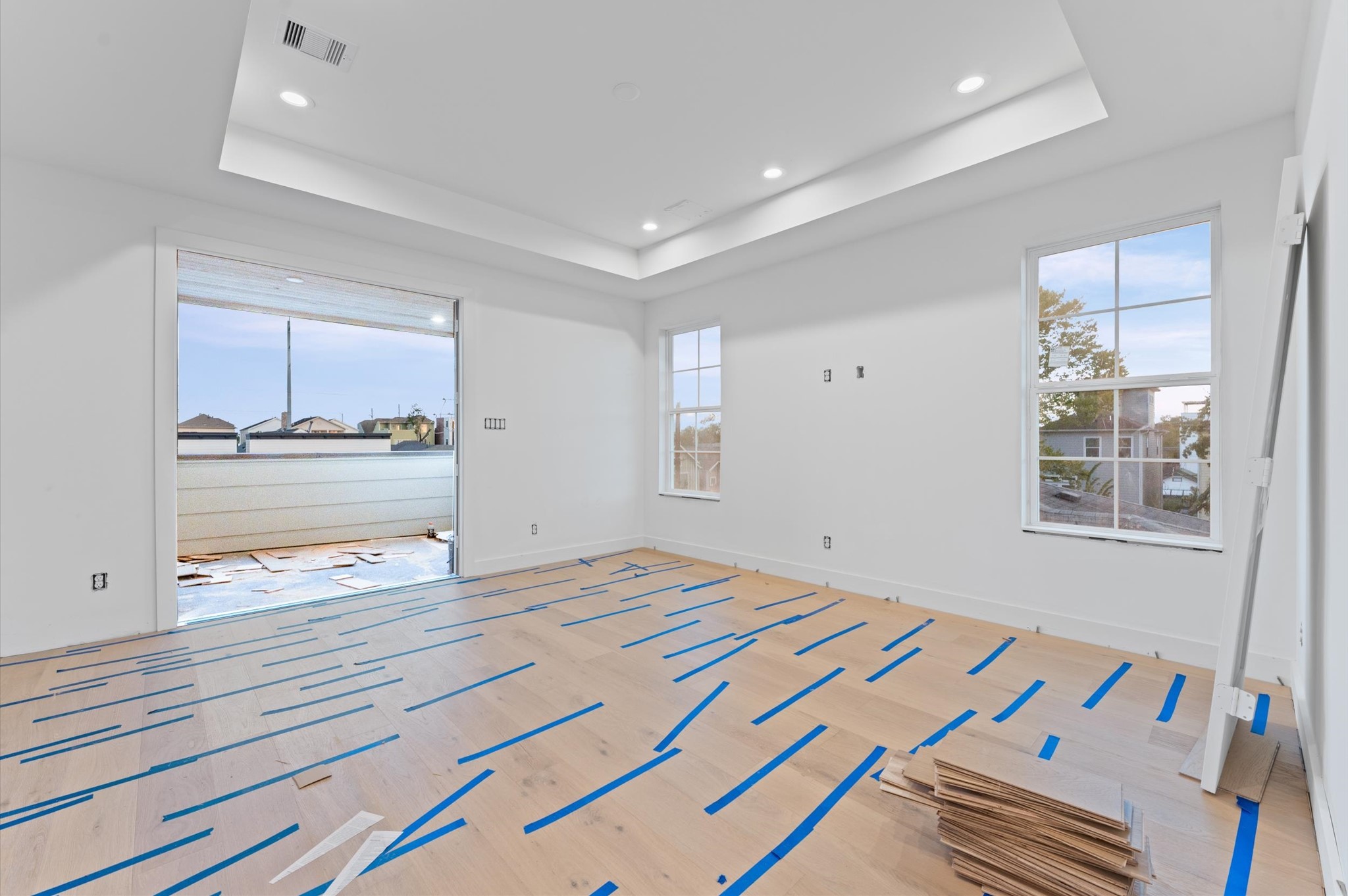 813 A Lawrence Street Houston, TX 77007 - Photo 25 of 31 a bedroom with a bed and a large window