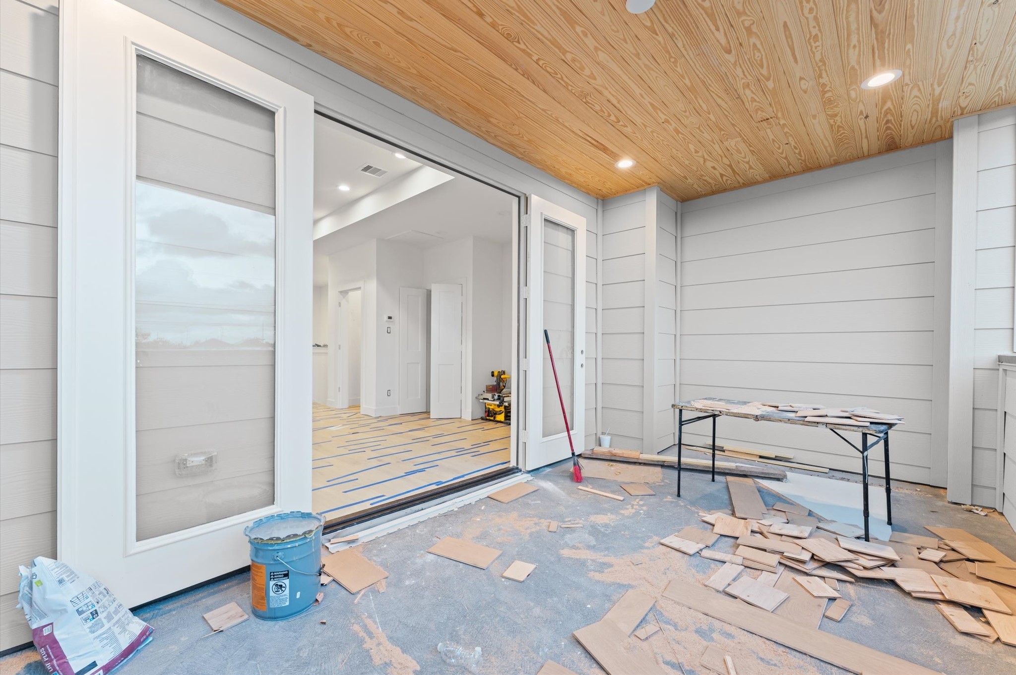 813 A Lawrence Street Houston, TX 77007 - Photo 28 of 31 a view of a hallway with couch and chandelier