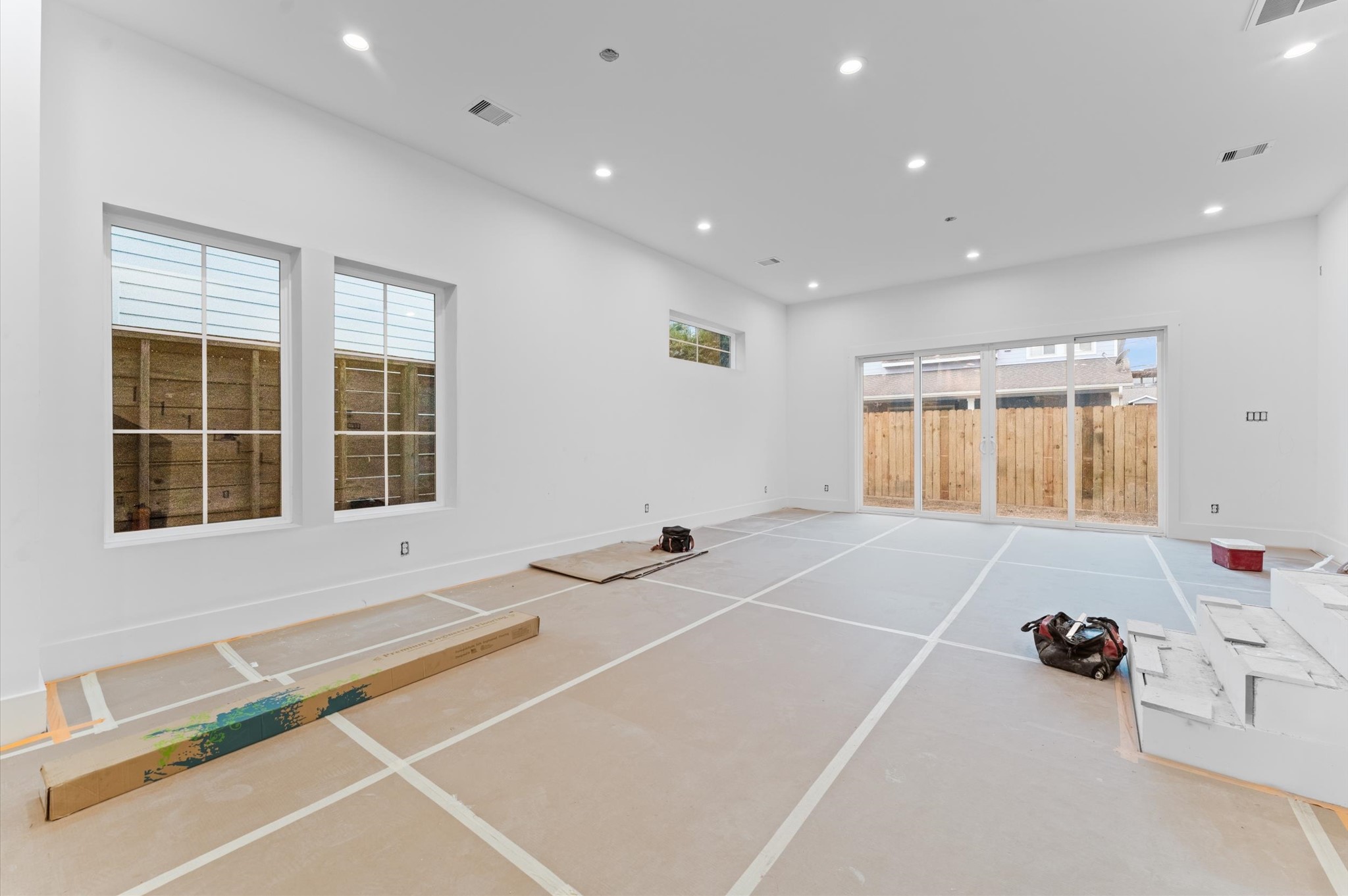 813 A Lawrence Street Houston, TX 77007 - Photo 6 of 31 a room with gym equipment and a window